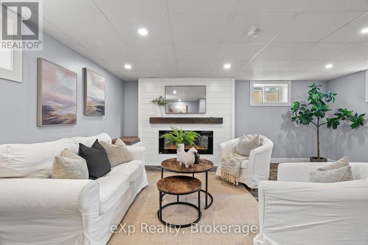 Property Photo:  236 Sydenham Street  ON N7G 1V3 