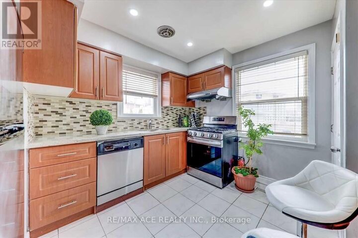 Property Photo: 132 Janray Drive Main ON M1G 1Y9