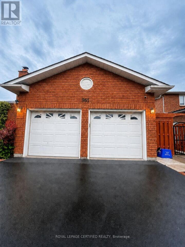 Property Photo:  961 Stargazer Drive Bsmt  ON L5V 1E9 