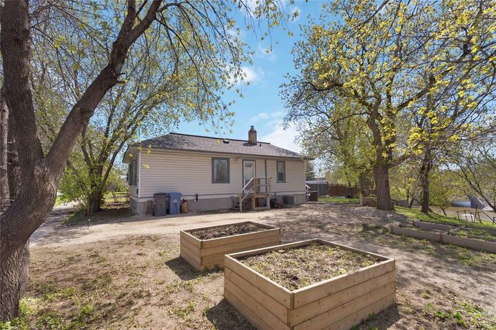 Property Photo: 432 Dumoulin Street MB R2J 0B8