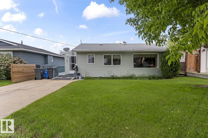 Property Photo:  608 17 Avenue  AB T9M 1L4 