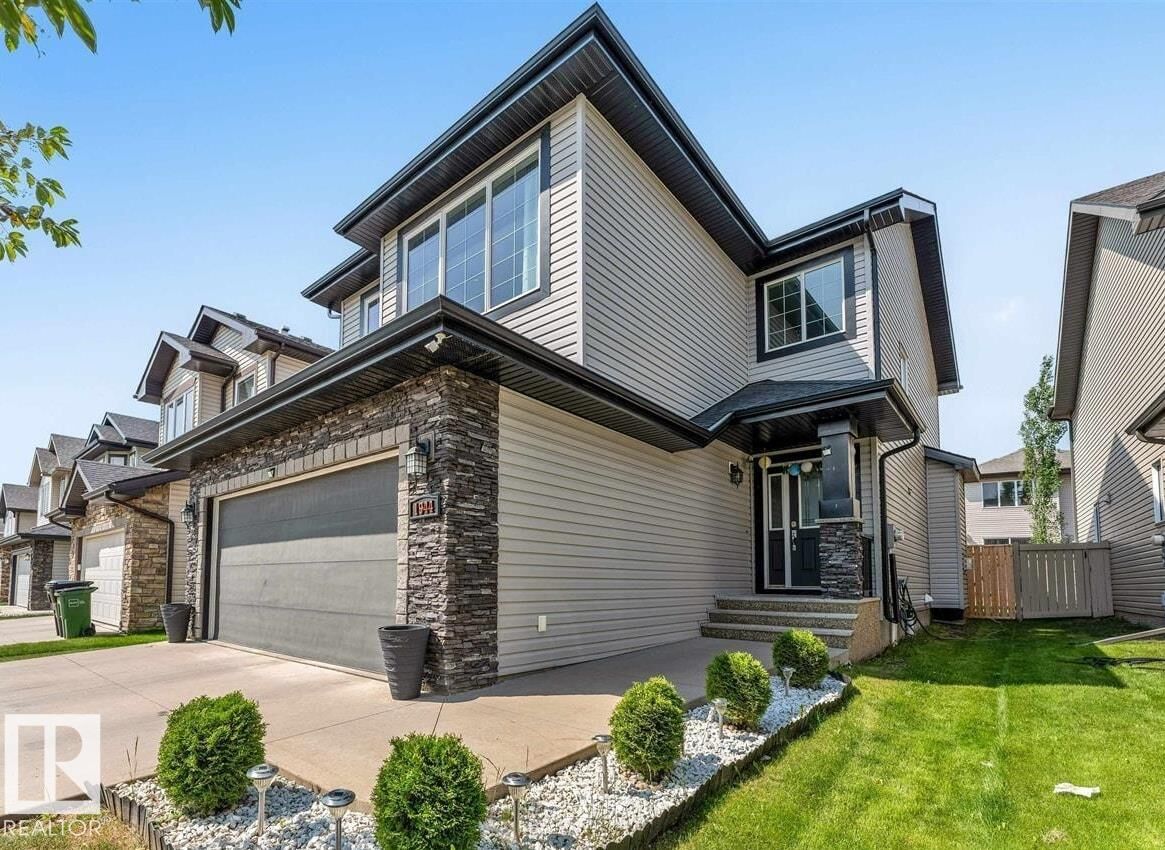 Photo de la propriété:  1944 68 Street SW  AB T6X 0M2 