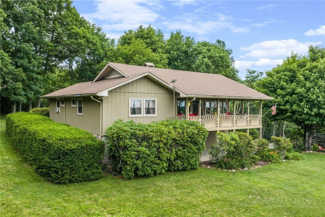 Property Photo: 711 Linhigh Drive NC 28657