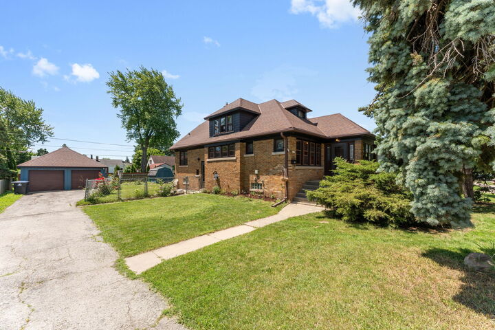 Property Photo:  2719 E Holmes Ave  WI 53110 
