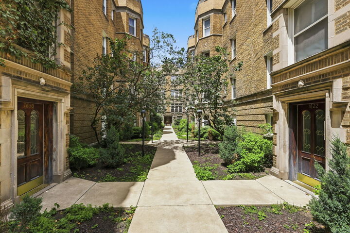 Property Photo: 1624 W Farwell Avenue 1D IL 60626