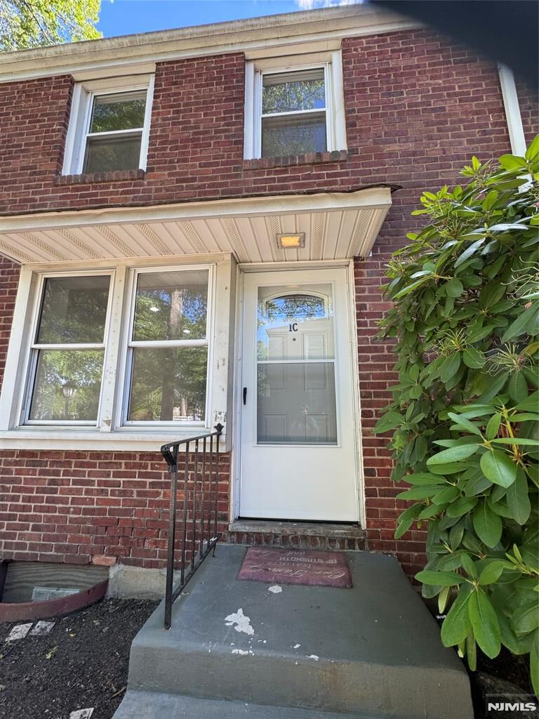 Property Photo: 230 Lafayette Place 1C NJ 07631