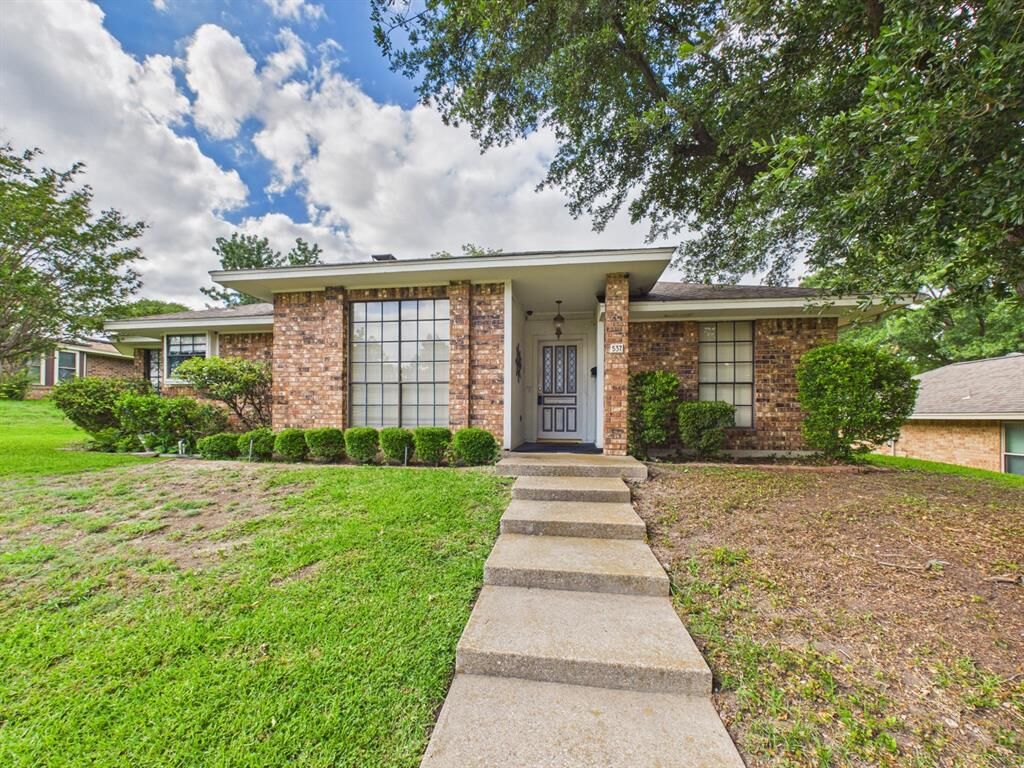 Property Photo:  537 Sapling Way  TX 75115 