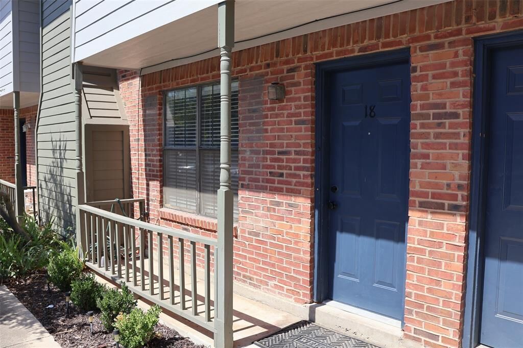 Property Photo: 716 W Mulberry Street 18 TX 76201