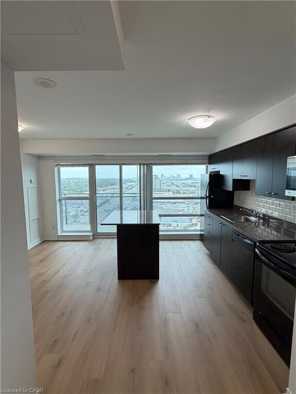 Property Photo:  215 Queen Street E 1511  ON L6W 0A9 