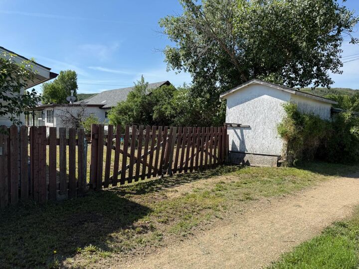 Property Photo:  432 Center Street Cm  AB T0J 2V0 