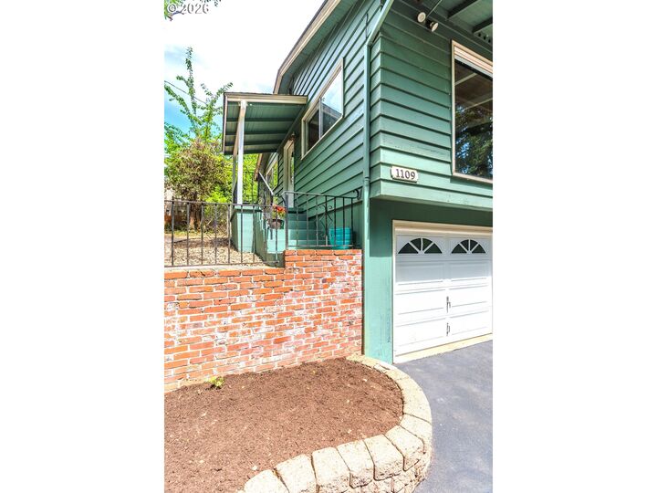 Property Photo:  1109 Charman St  OR 97045 