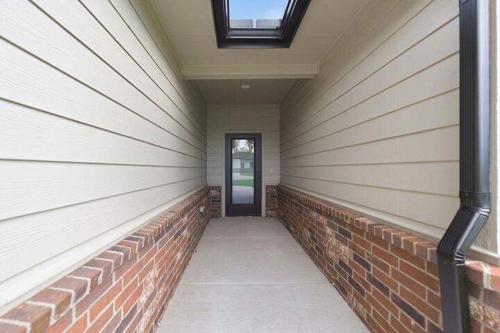 Property Photo: 614 E Elmwood St KS 67147-1124