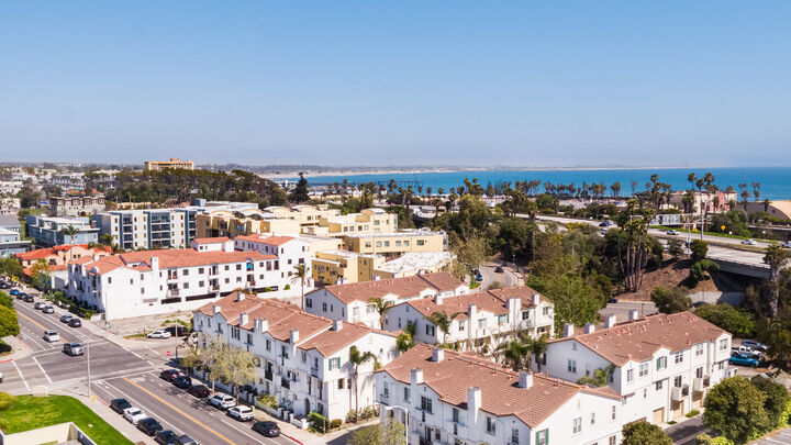 Property Photo:  148 Beach Side Court  CA 93001 