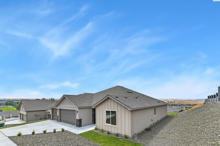 Property Photo:  2834 S Penn St  WA 99338 