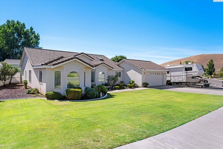 Property Photo: 5703 Mulberry Dr WA 99353