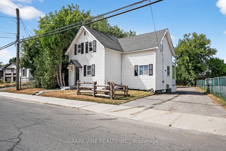 Property Photo: 814 Laurier Street ON K4K 1E6