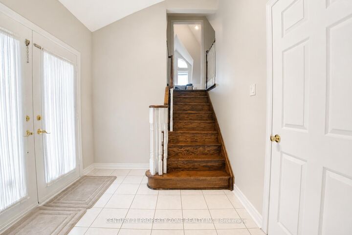 Property Photo: 5660 Bell Harbour Drive ON L5M 5J3