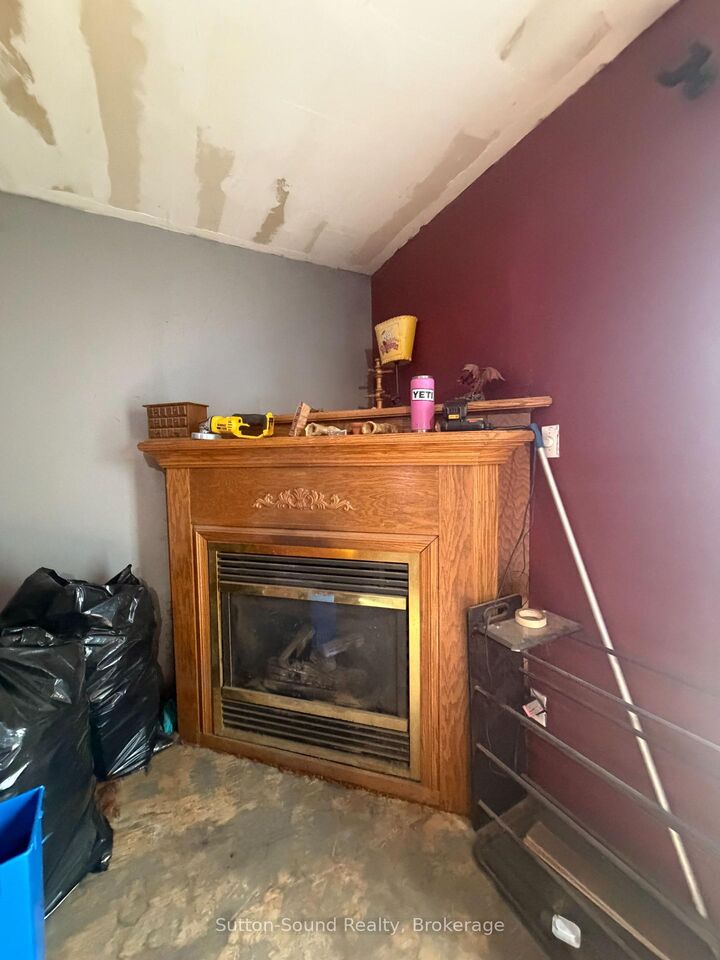 Property Photo: 1271 2nd Avenue E ON N4K 2J2