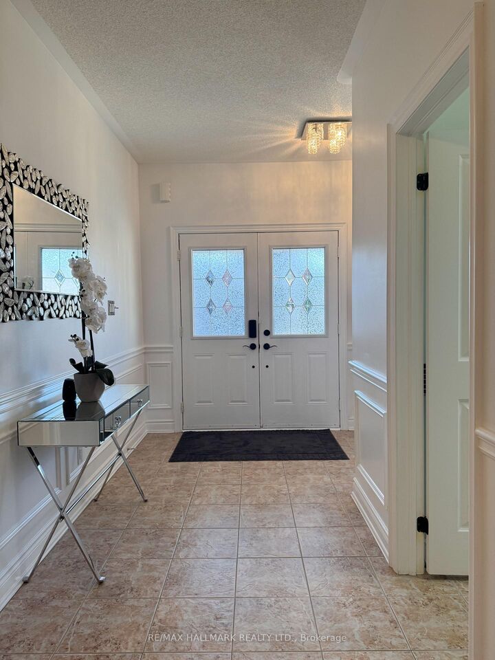 Property Photo: 33 McKenzie Way ON L3Z 0K1