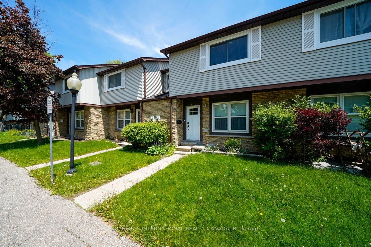 Property Photo: 120 Falconer Drive 34 ON L5N 1P5