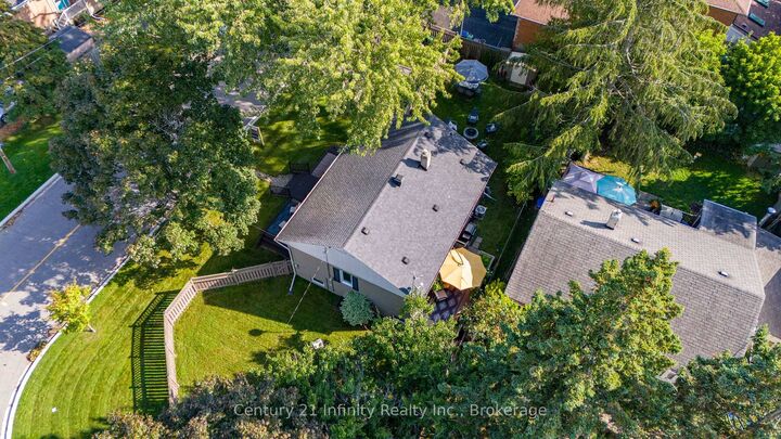 Photo de la propriété:  43 Colonial Avenue  ON M1M 2C3 