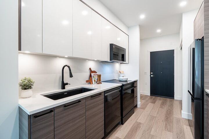 Property Photo: 422 Lakewood Drive 202 BC V5L 0E8