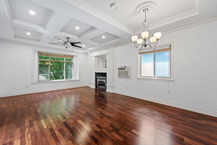 5388 Sherbrooke Street — photo 1