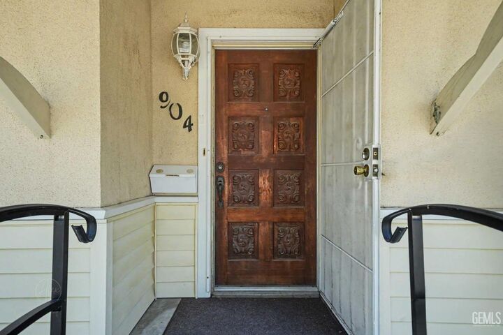 Property Photo: 904 Bell Avenue CA 93268
