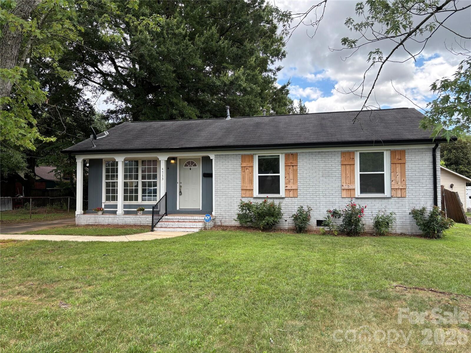 Property Photo:  4713 Tanglebriar Drive  NC 28208 