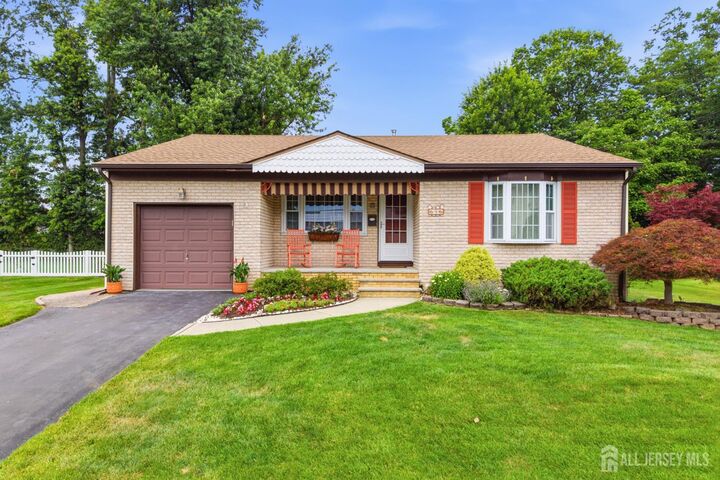 Property Photo:  9 Brox Road  NJ 08817 