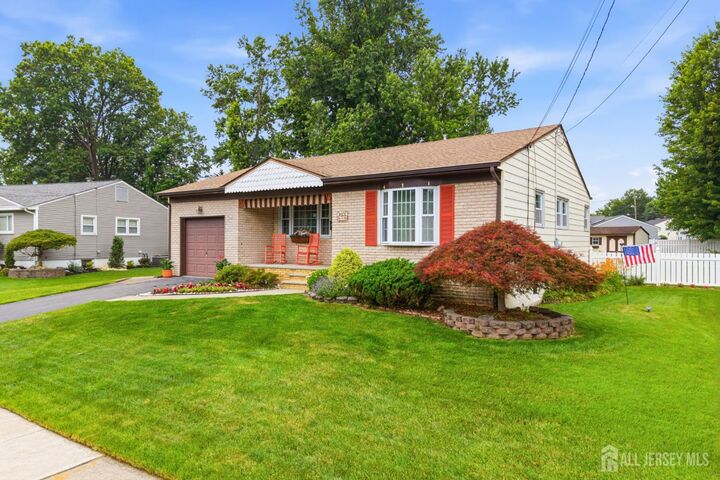 Property Photo:  9 Brox Road  NJ 08817 