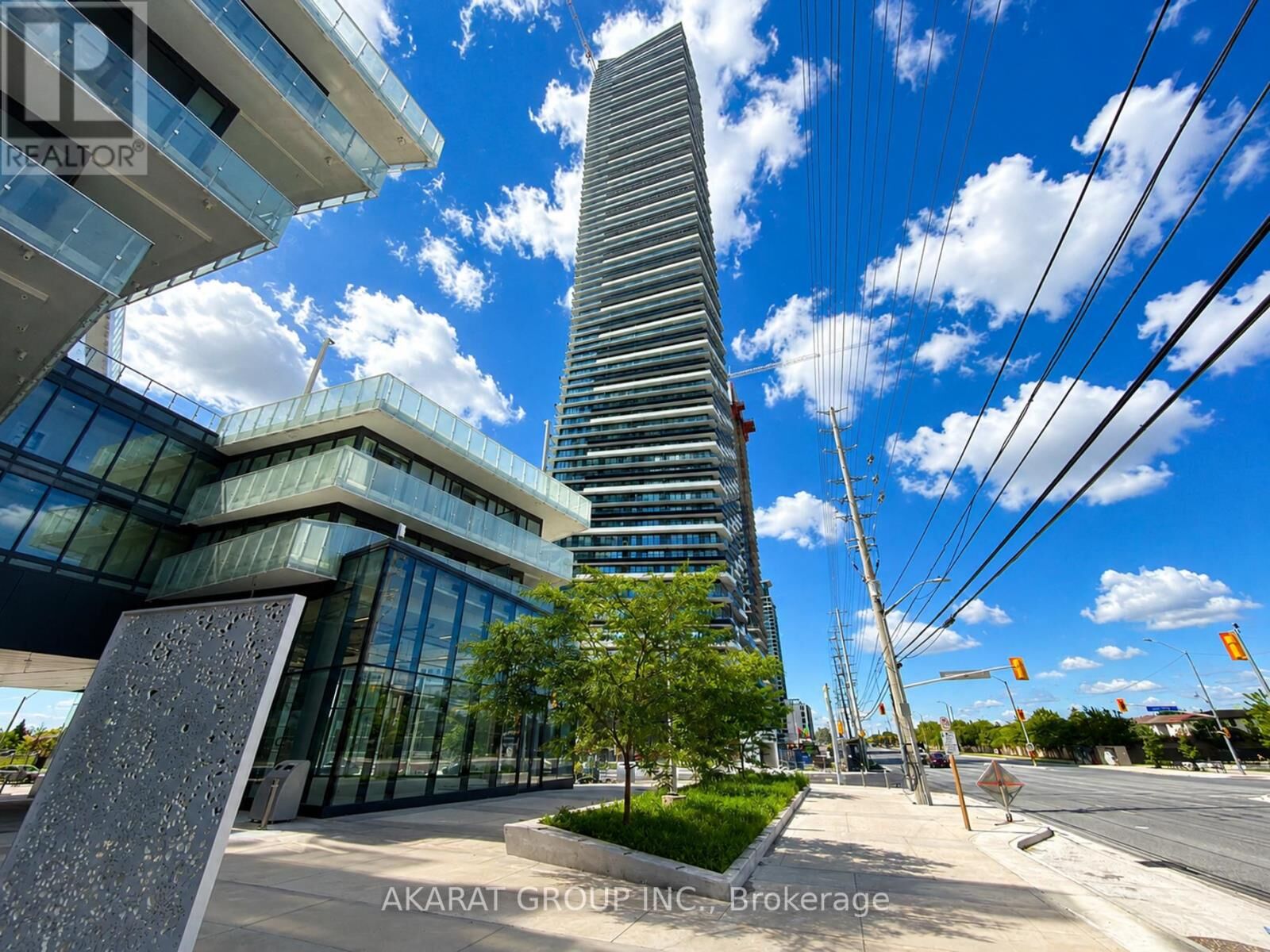 Property Photo:  448 Burnhamthorpe Road West 4911  ON L5B 0R4 