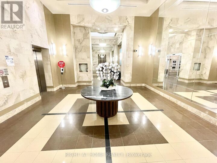 Property Photo:  8 Park Road 2206  ON M4W 3S5 