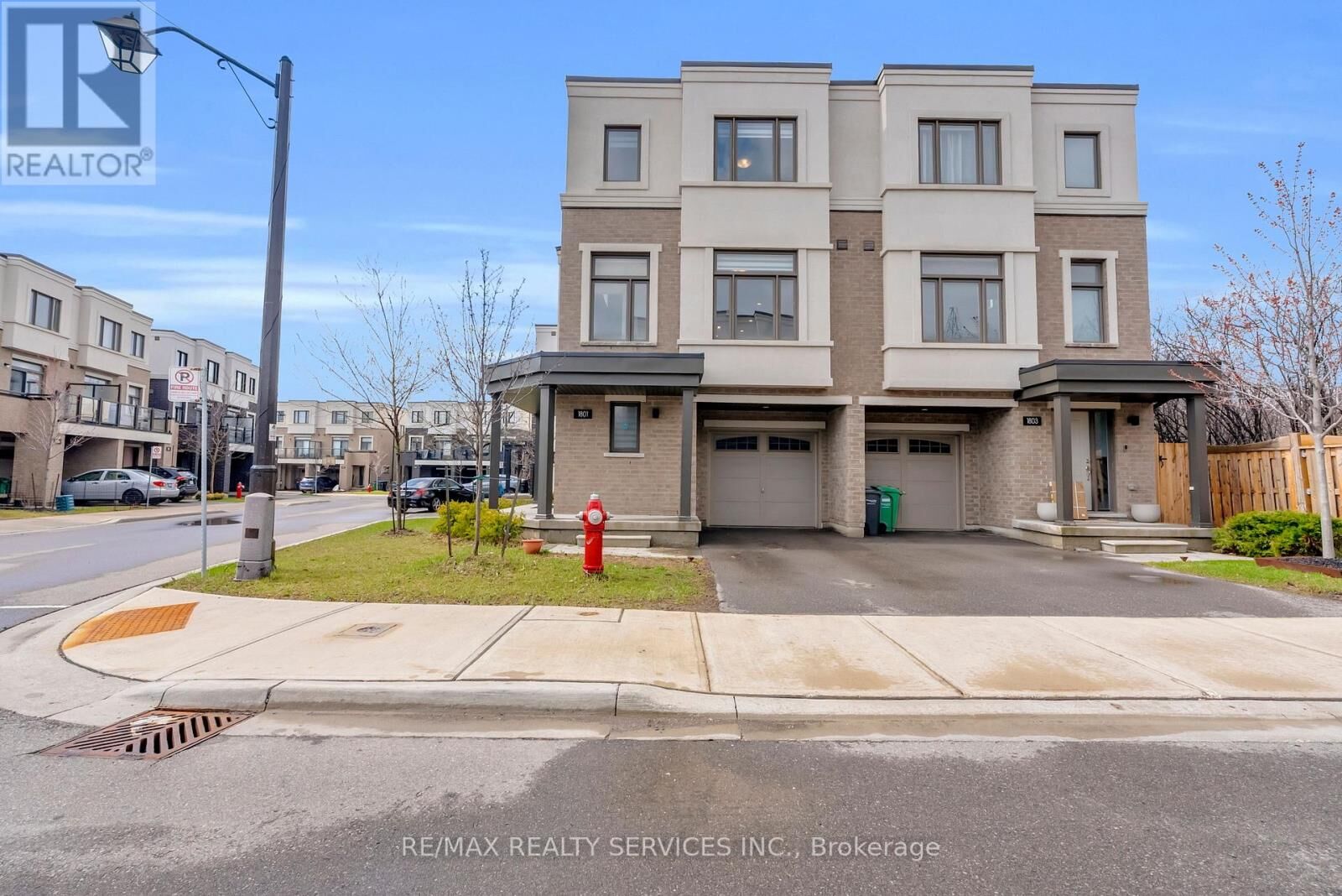 Property Photo:  1801 Mitoff Place  ON L4W 0E8 