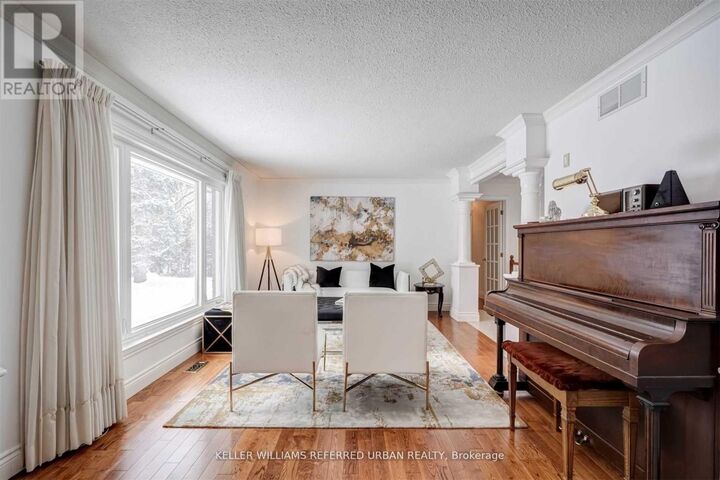 Property Photo:  135 Jennifer Crescent  ON M5G 1M1 