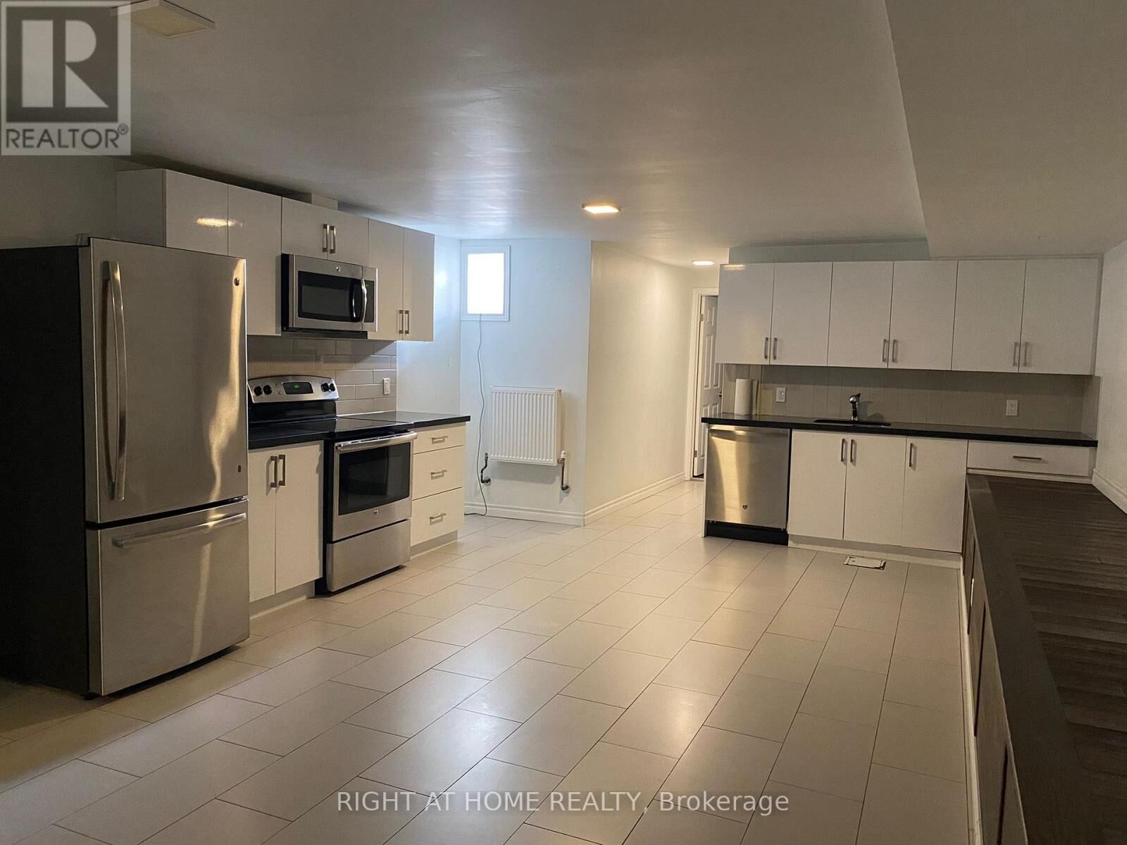 Property Photo: 570 Bathurst Street B ON M5S 2P9