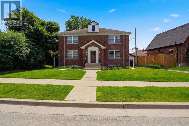 107 Windsor Crescent — photo 1