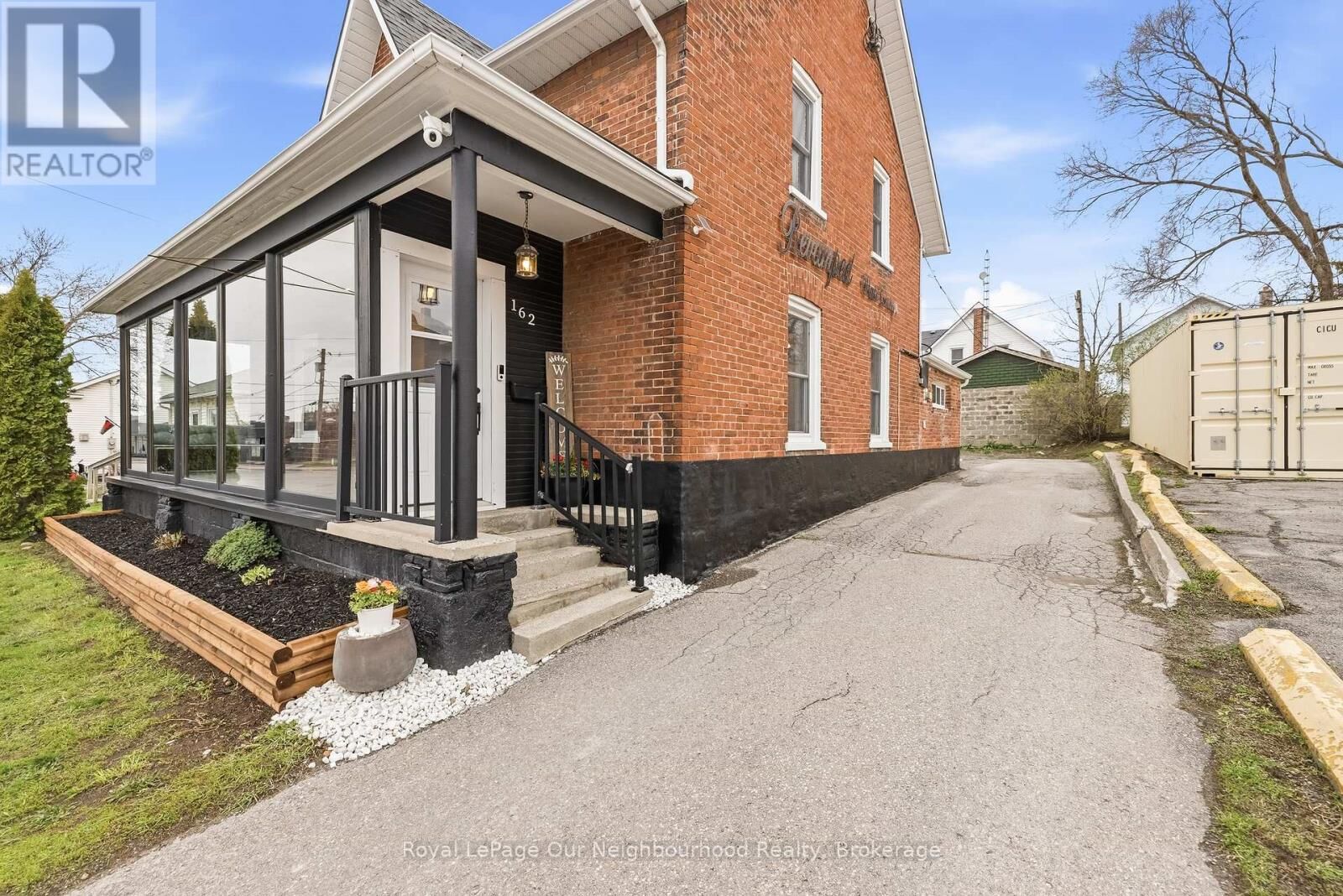 Property Photo: 162 Dundas Street East ON K8V 1L4