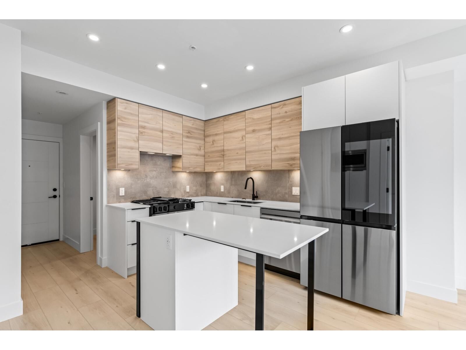 Property Photo: 30494 Cardinal Avenue 106 BC V2T 0M1