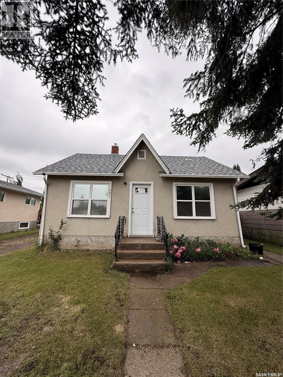 Property Photo:  982 12th Street W  SK S6V 3C7 