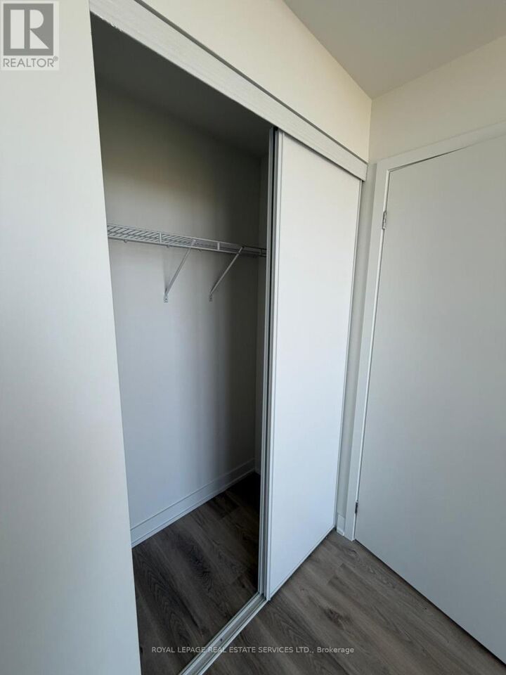 Property Photo: 1 Fairview Road East 3110 ON L5A 4C6