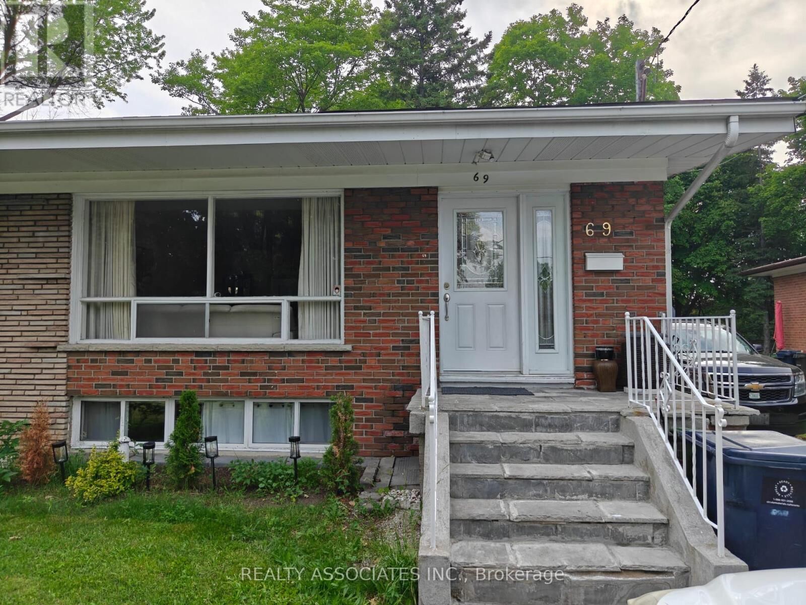 Property Photo:  69 Cornerbrook Drive South  ON M3A 1H5 