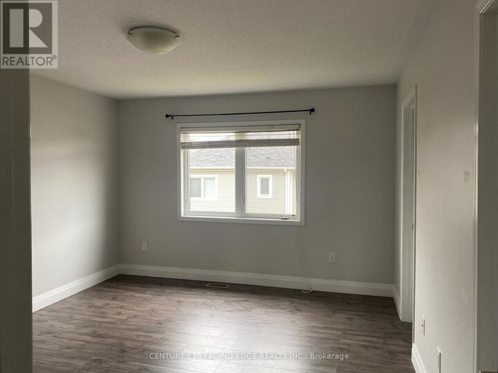 Property Photo: 33 Glenvista Drive ON N2R 0E7