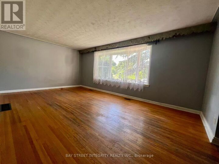 Property Photo: 520 Lynett Crescent ON L4C 2V9