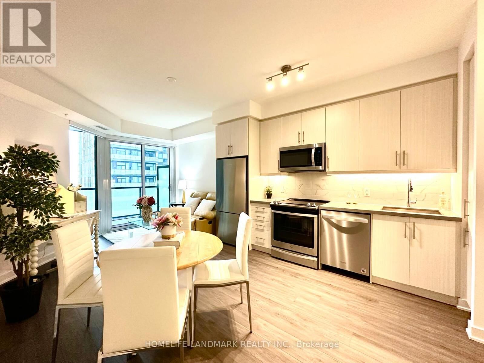 Property Photo:  85 Oneida Crescent 813  ON L4B 0H4 