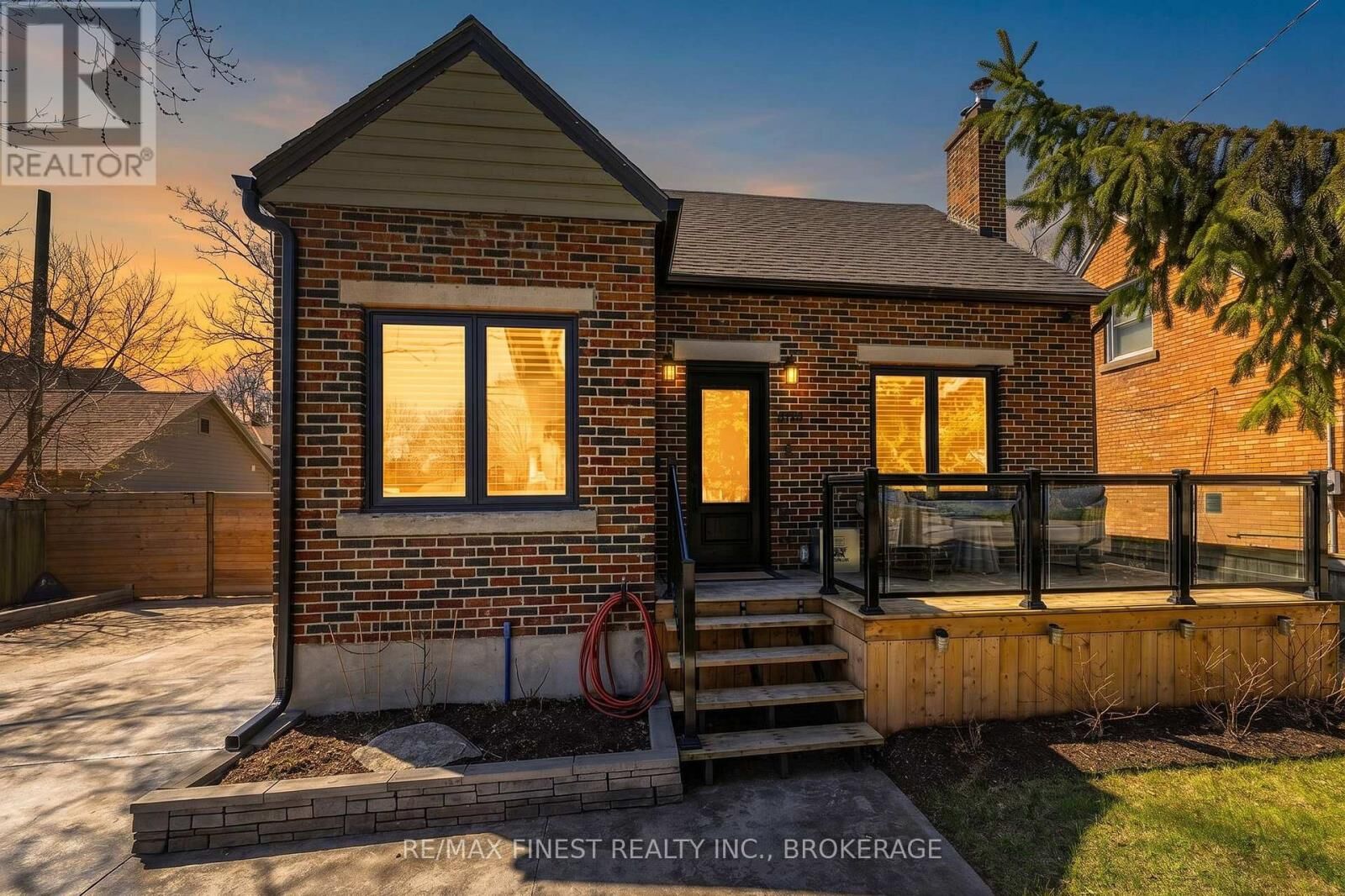 Property Photo:  258 College Street  ON K7L 4M2 