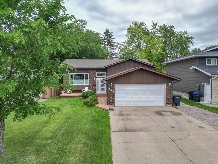 Property Photo:  184 Prairie Crescent  MB R7B 3S6 