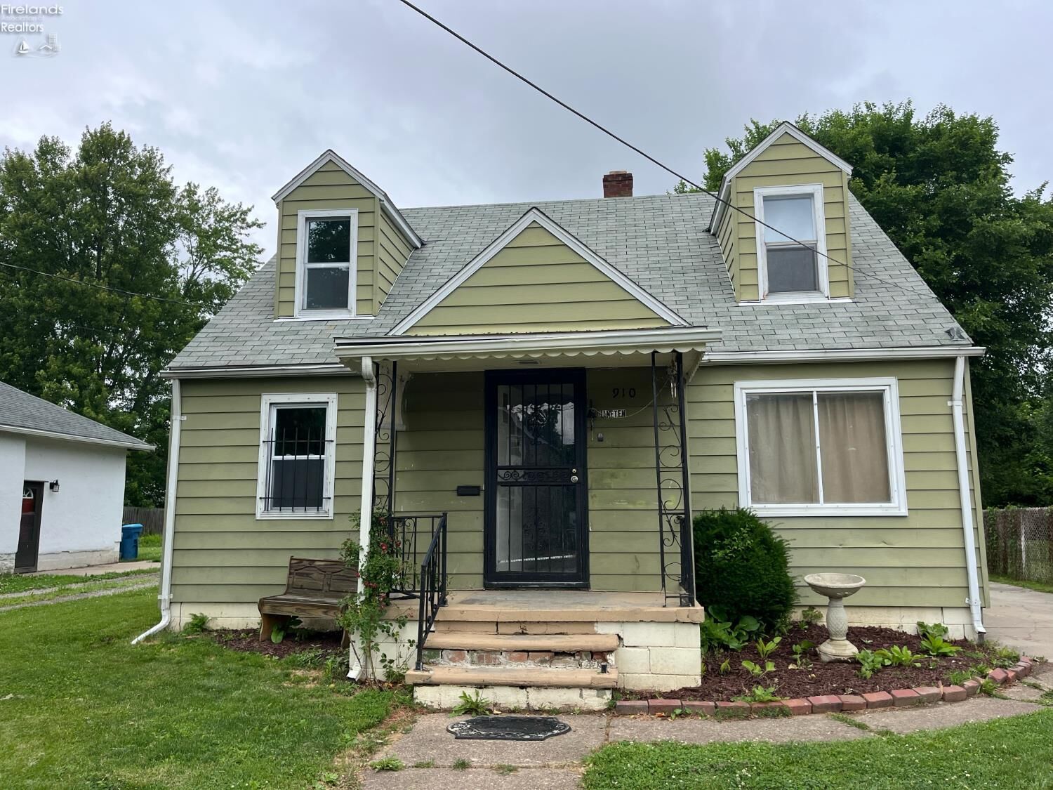 Property Photo:  910 W 17th  OH 44052 