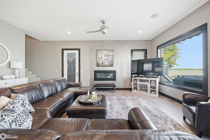 Property Photo:  2217 S Lakeview Drive  IA 50428 