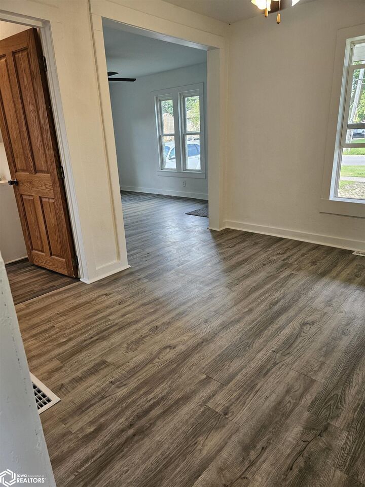 Property Photo:  427 East Street  IA 50112 